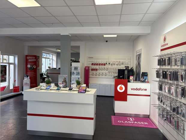 Blick in den Fuchs Mobilfunk Laden mit Beratungsplätzen und Vodafone-Theke